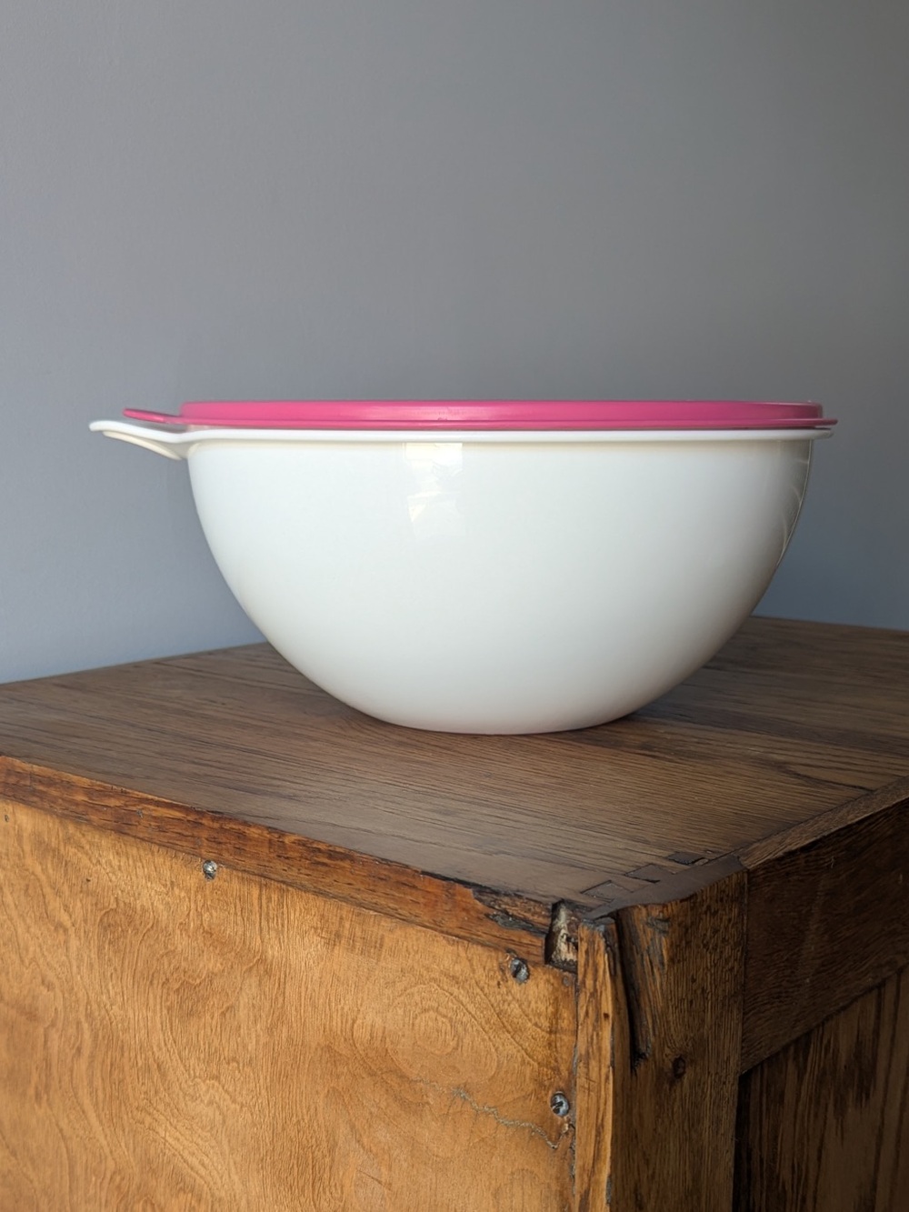 Tupperware 32 Cup Thatsa Bowl White w/ Pink Lid - V 2539 2540 - Picture 3 of 16